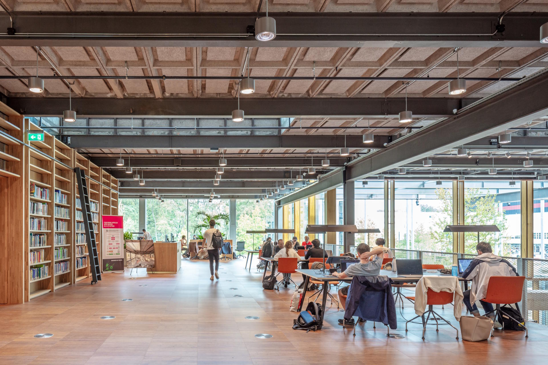ENSCHEDE LANGEZIJDS 20 4R8A2849 eerste verdieping faculteit ITC Universiteit Twente studieruimte met de constructie in beeld