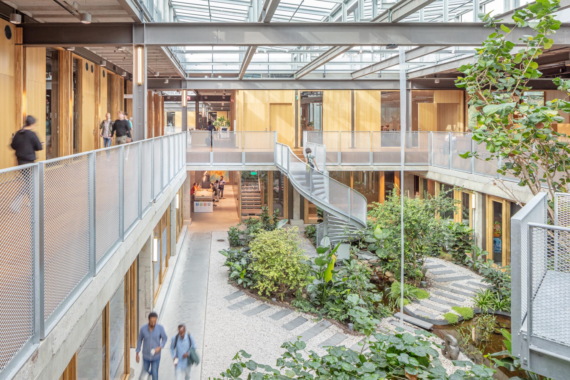 ENSCHEDE LANGEZIJDS 24 4R8A2907 binnentuin in vide faculteit ITC Universiteit Twente